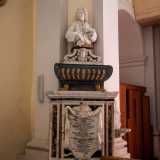 Esternamente semplice, all�interno custodisce cinque monumenti settecenteschi in memoria di esponenti della famiglia Nicolai...